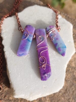 Paarse Sodaliet met koperdraad