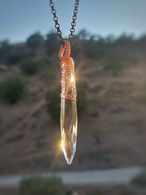 Kristal met koperdraad