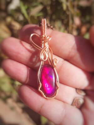 Labradoriet met koperdraad