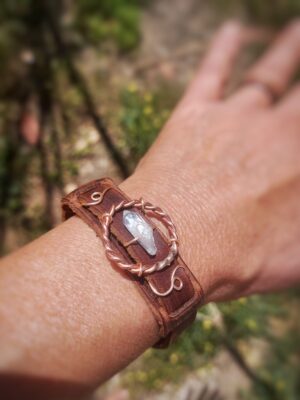 Leren armband met Angel Aura Quartz en Tensor ring