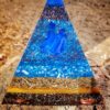 orgonite grote piramide titanium quartz azul
