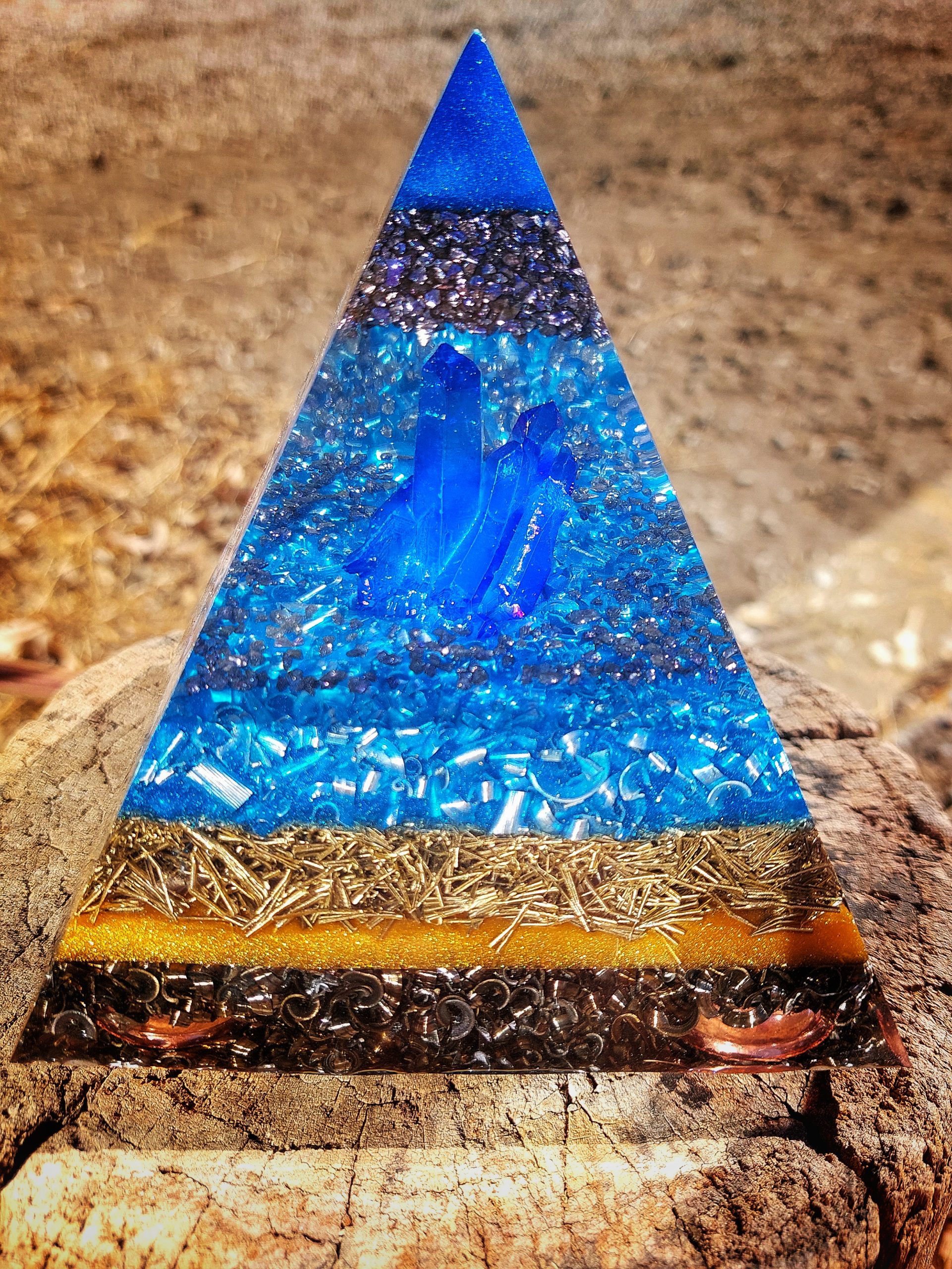 orgonite grote piramide titanium quartz azul