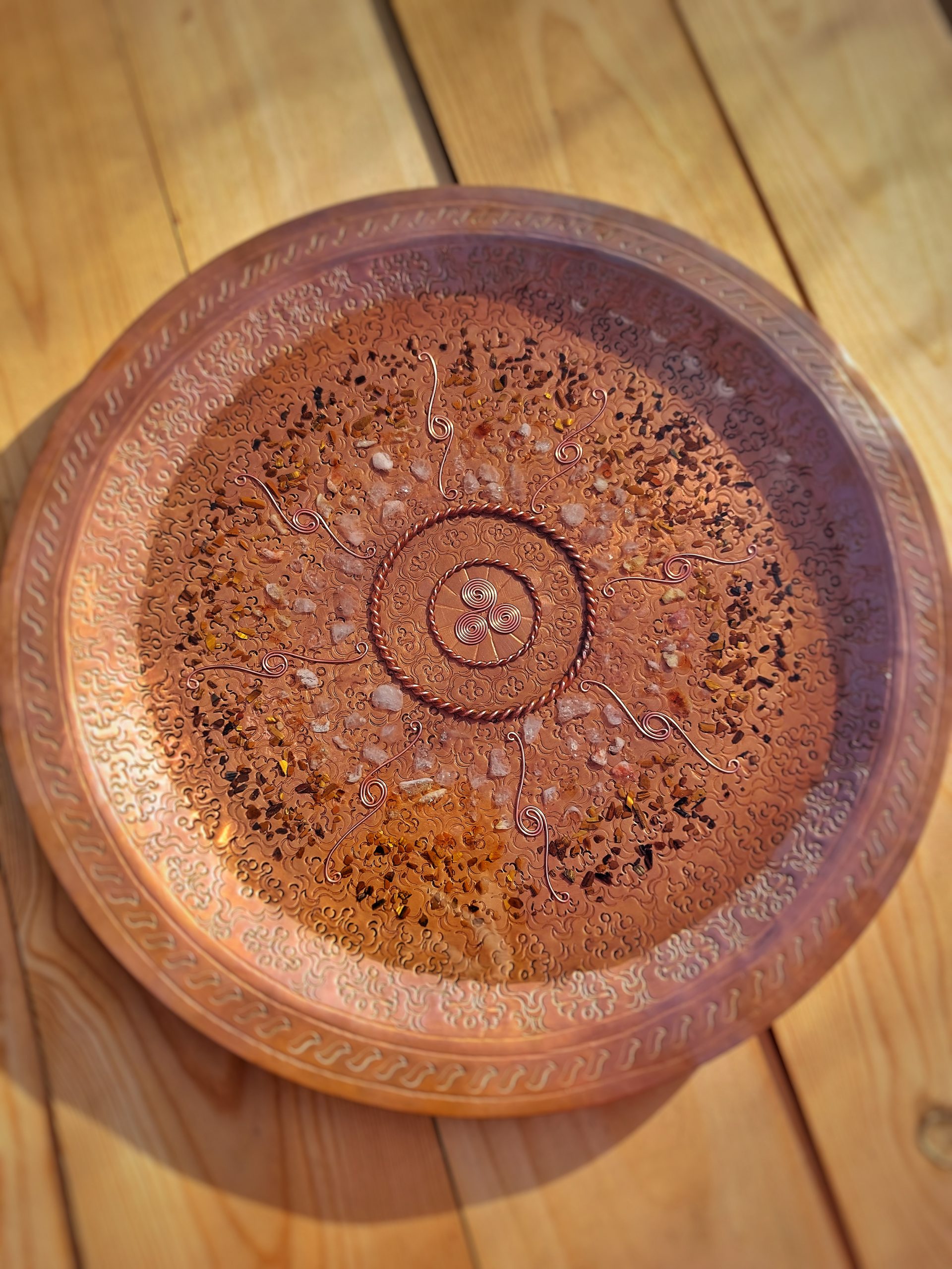 Grote Antieke Koperen Oplaadschaal met kristallen, Tensor ringen en Triskelion