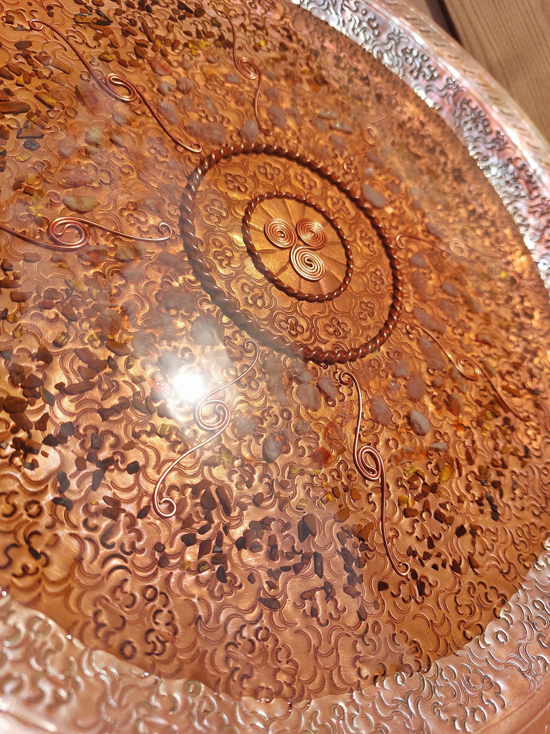 Grote Antieke Koperen Oplaadschaal met kristallen, Tensor ringen en Triskelion