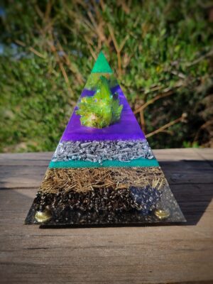 Grote Orgonite Piramide Titanium Aura