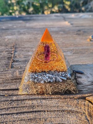 Kleine Orgonite Piramide Amethist