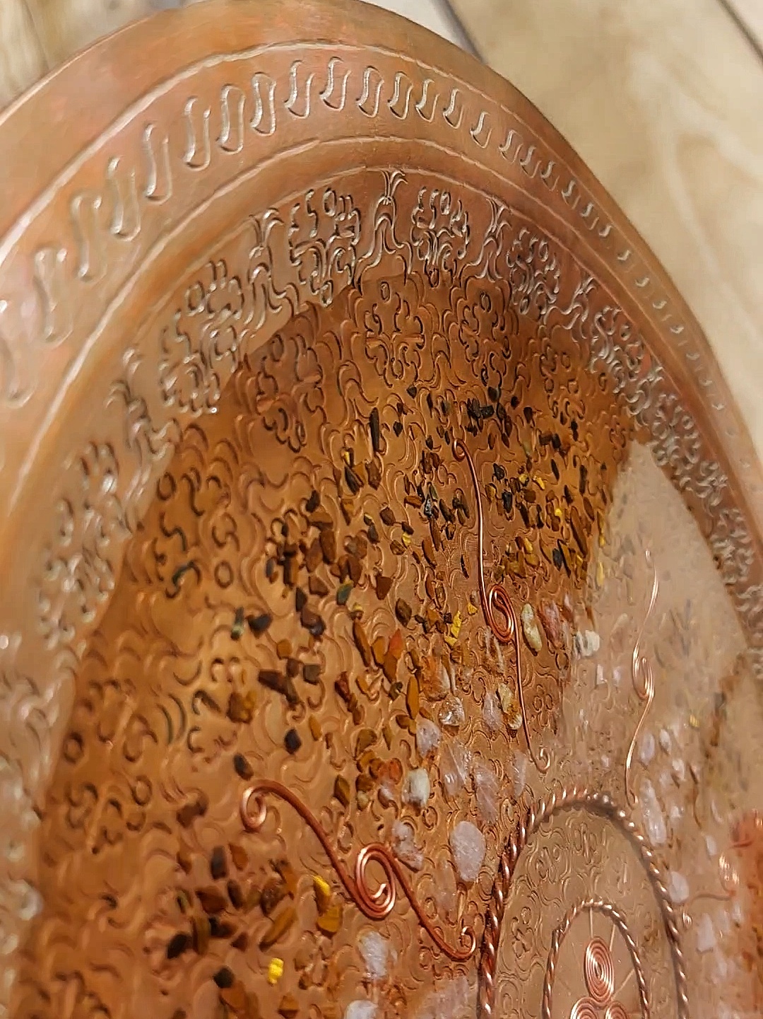 Grote Antieke Koperen Oplaadschaal met kristallen, Tensor ringen en Triskelion