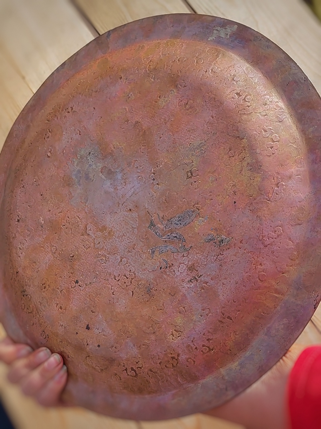 Grote Antieke Koperen Oplaadschaal met kristallen, Tensor ringen en Triskelion