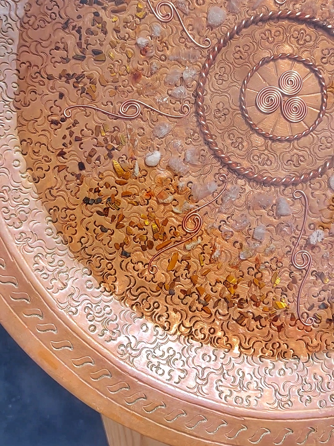 Grote Antieke Koperen Oplaadschaal met kristallen, Tensor ringen en Triskelion