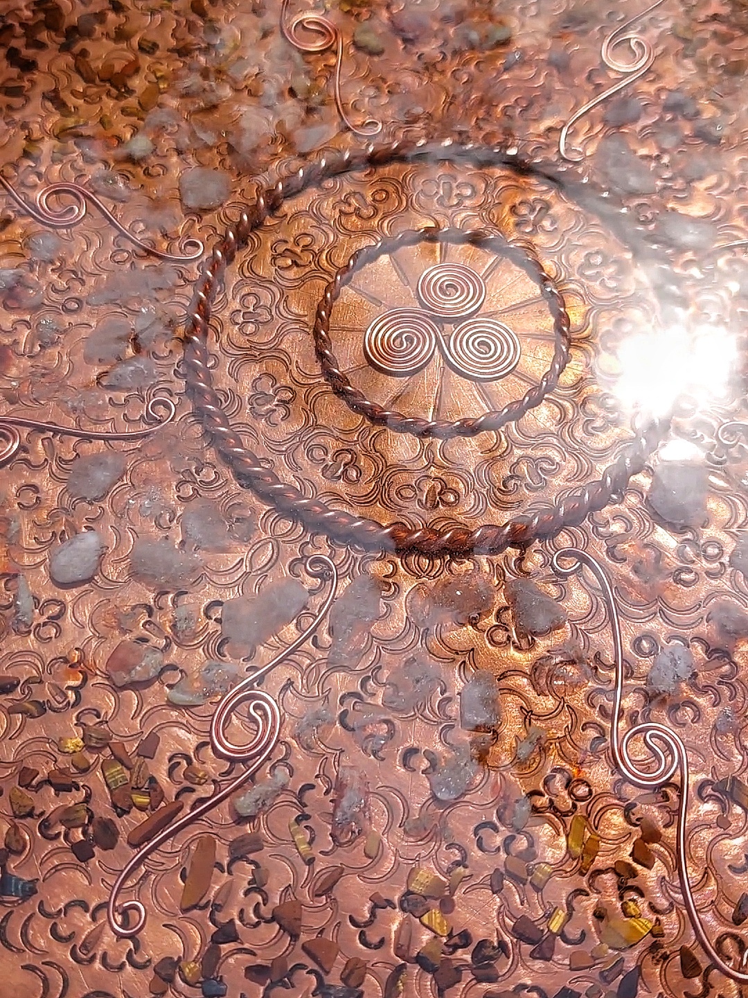 Grote Antieke Koperen Oplaadschaal met kristallen, Tensor ringen en Triskelion