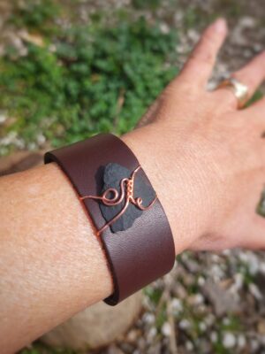Leren armband met Shungiet en koperdraad