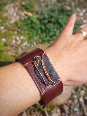 Leren armband met Shungiet en koperdraad