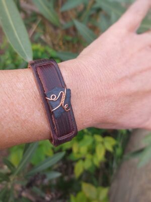 Leren armband met Shungiet en koperdraad