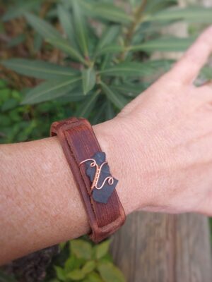 Leren armband met Shungiet en koperdraad