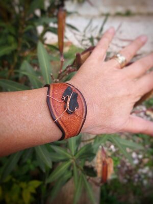 Leren armband met Shungiet en koperdraad