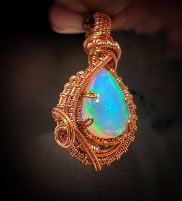 Witte Ethiopische opaal in koperomlijsting, handgemaakt sieraad.