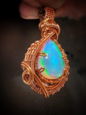 Witte Ethiopische opaal in koperomlijsting, handgemaakt sieraad.