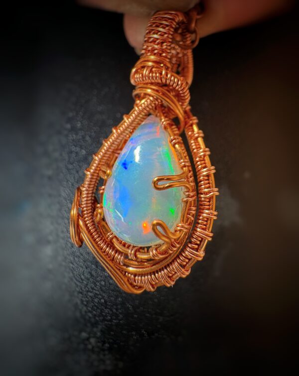 Witte opaal uit Ethiopië in koperdraden, handgemaakt edelstenen hanger.