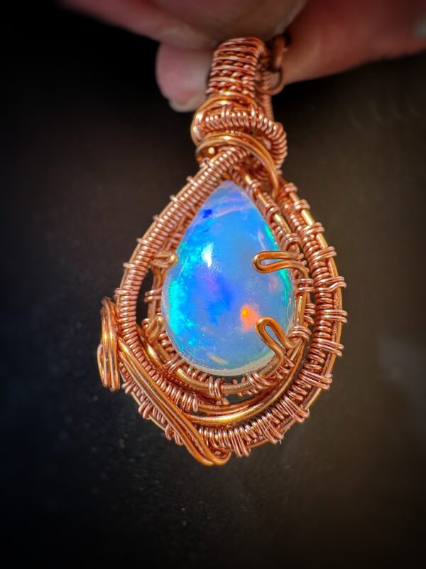 Witte opaal in koperwire-wrapping, handgemaakt sieradenstuk uit Ethiopië.