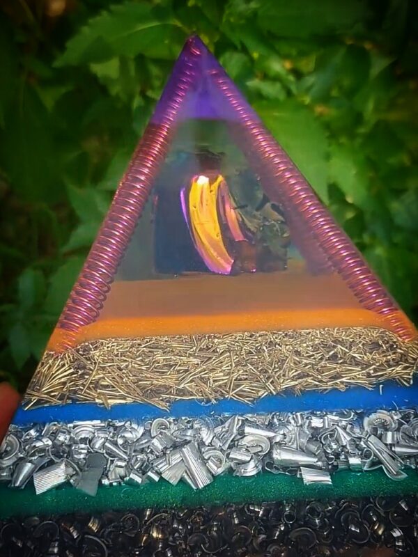 grote orgonite piramide arcoiris