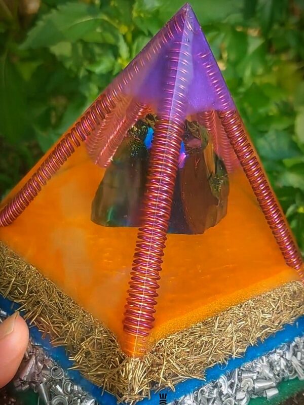 grote orgonite piramide arcoiris