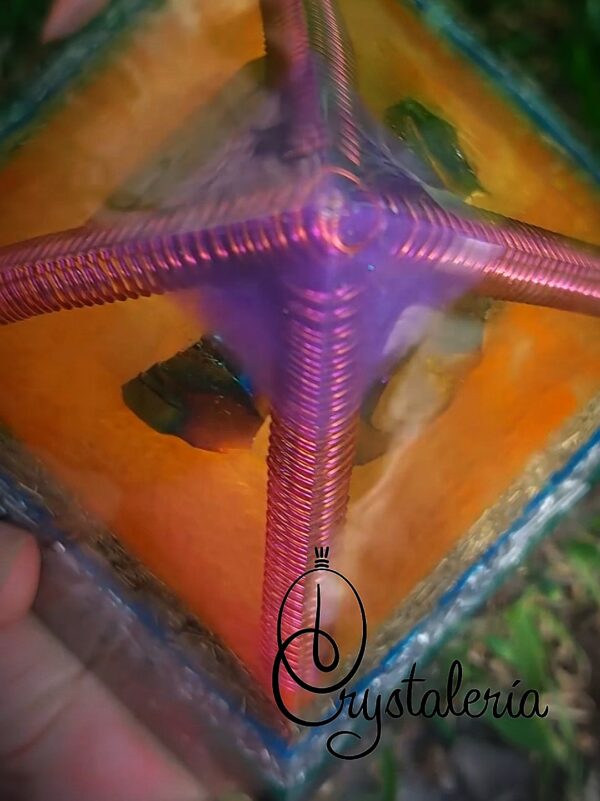 grote orgonite piramide arcoiris