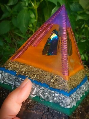 grote orgonite piramide arcoiris