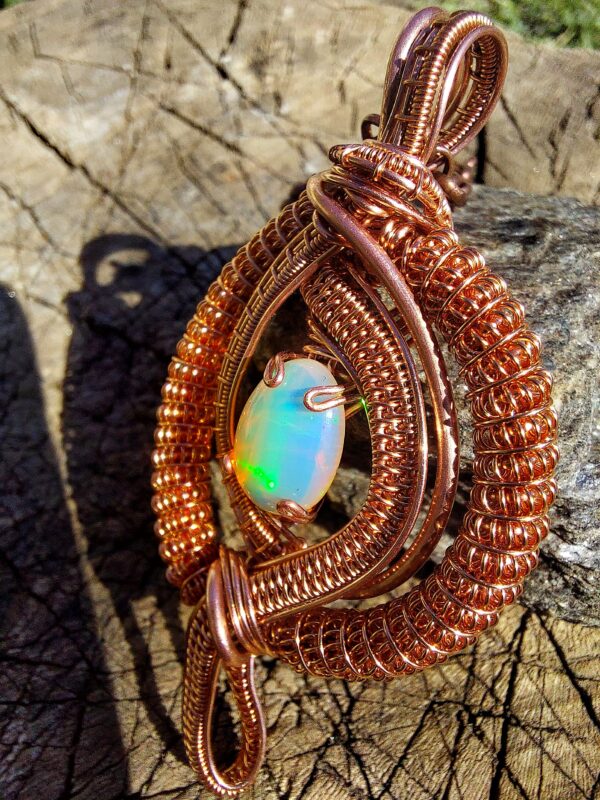 white opal ethiopië 2.1carat copper wire