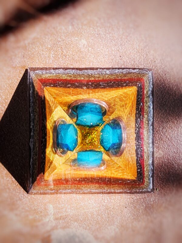 grote orgonite piramide aqua aura