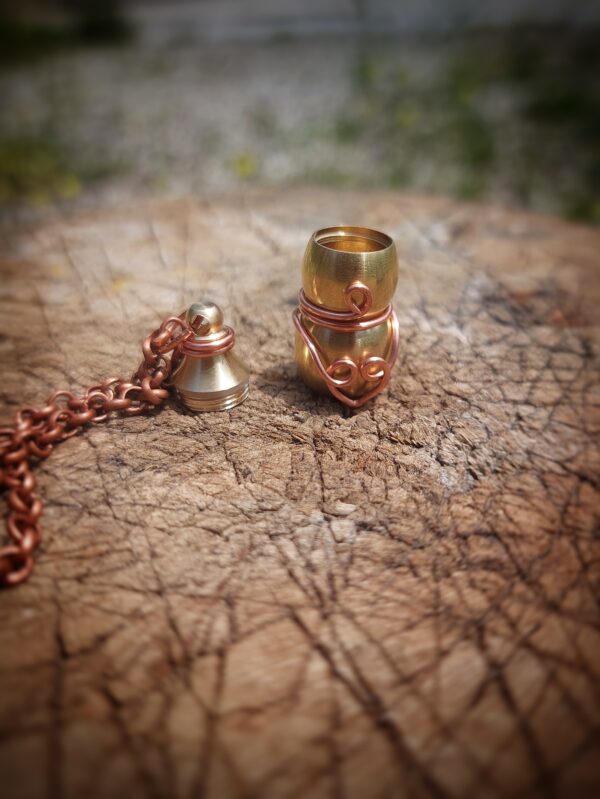 urn hanger van messing en koperdraad
