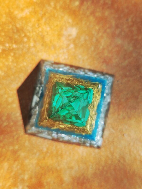 kleine piramide met malachiet