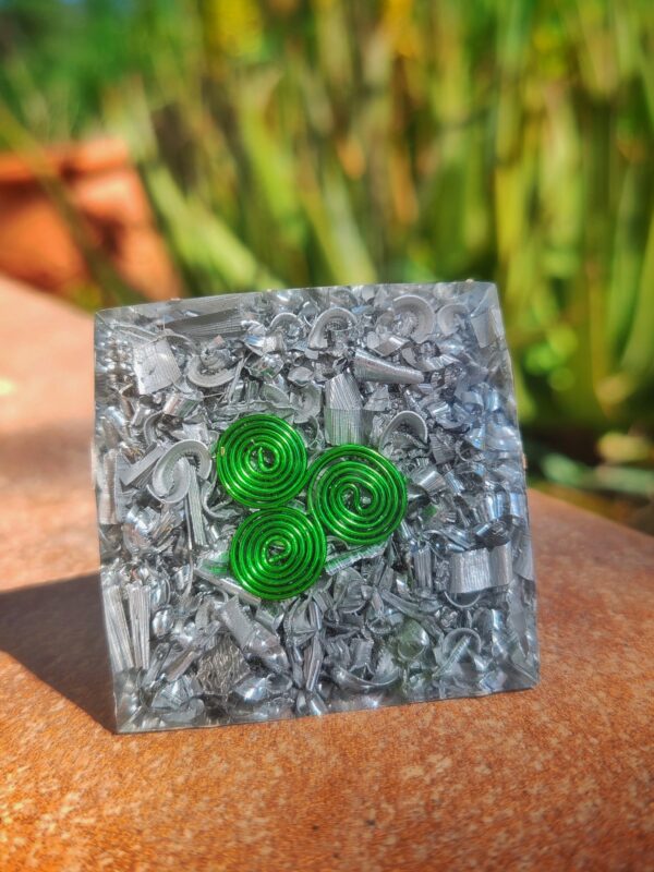 kleine piramide met malachiet