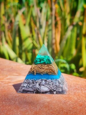 kleine piramide met malachiet