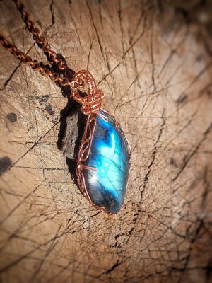Home hanger met labradoriet uit madagaskar met intens blauwe flash