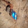 hanger met labradoriet uit madagaskar met intens blauwe flash