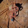hanger slang met koperdraad en imitatie opaal