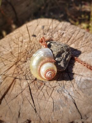 parelmoer schelp hanger met koperdraad